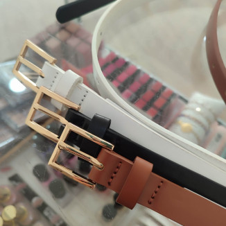 Cinturón estrecho con hebilla cuadrada