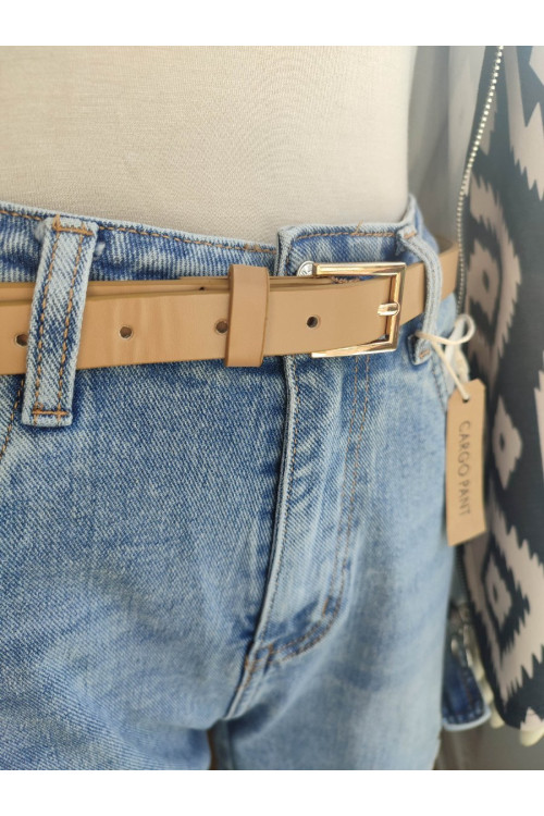 Cinturón estrecho con hebilla cuadrada